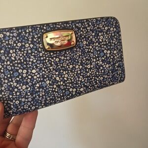 Michael Kors Blue White Daisy Floral Zipper Cell Phone Wallet